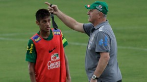 Com o treinador Luiz Felipe Scolari, o atacante Neymar tem uma nova função: marcar.